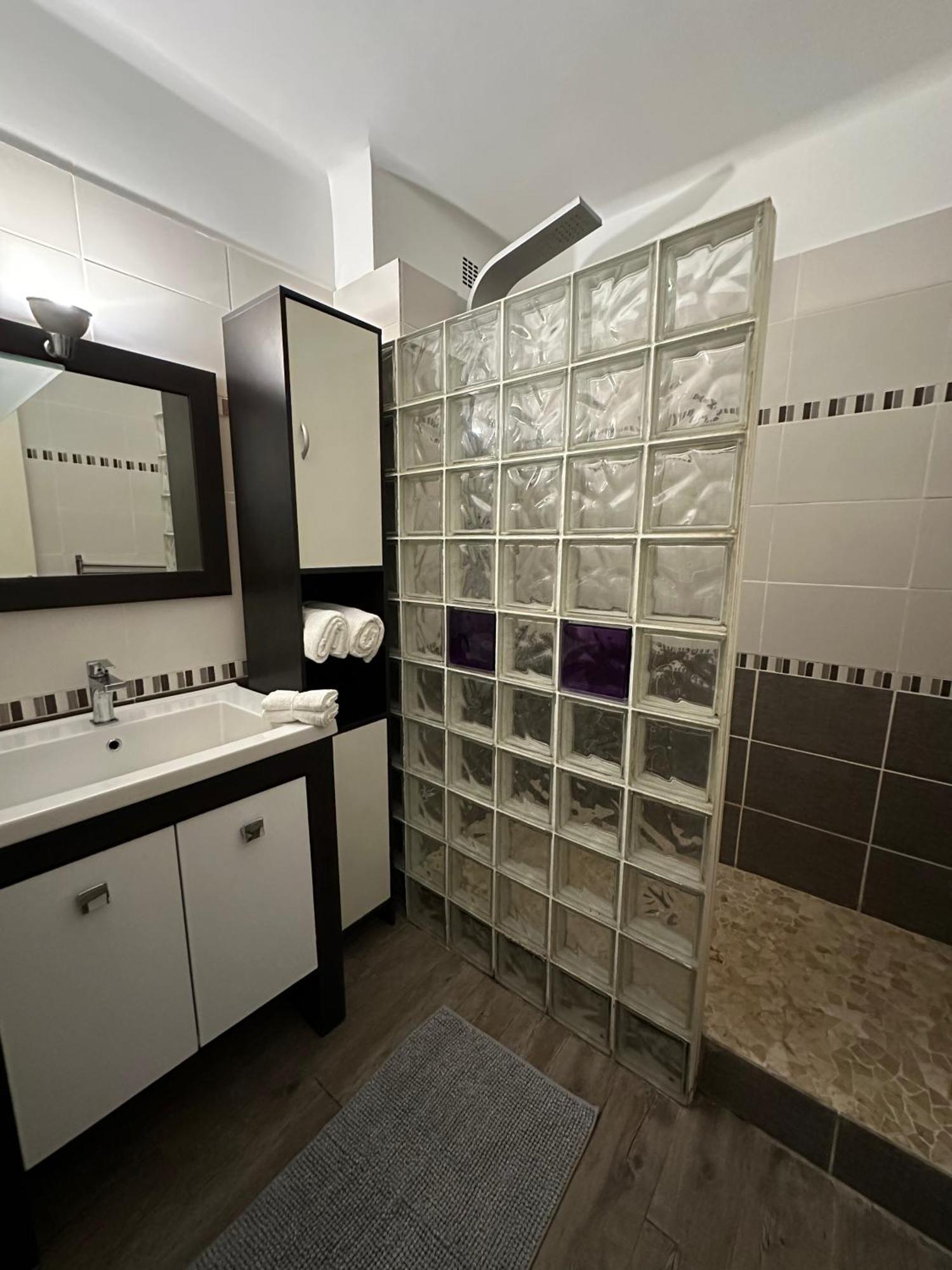 T2 60m2, Centre Ville, Parking Gratuit, Terrasse, Proche Tram, A Seulement 15mn Des Plages Montpellier