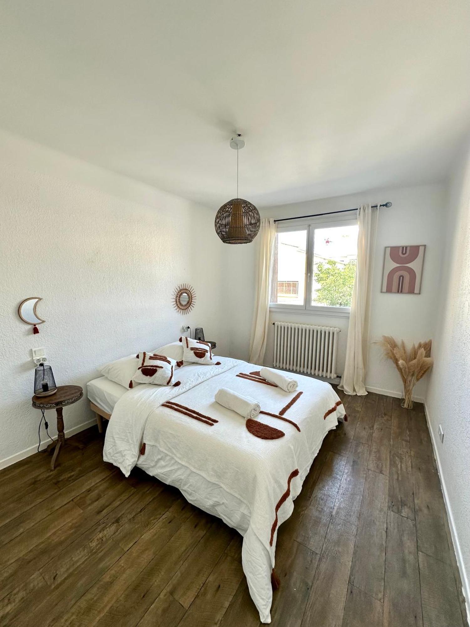 T2 60m2, Centre Ville, Parking Gratuit, Terrasse, Proche Tram, A Seulement 15mn Des Plages Apartment