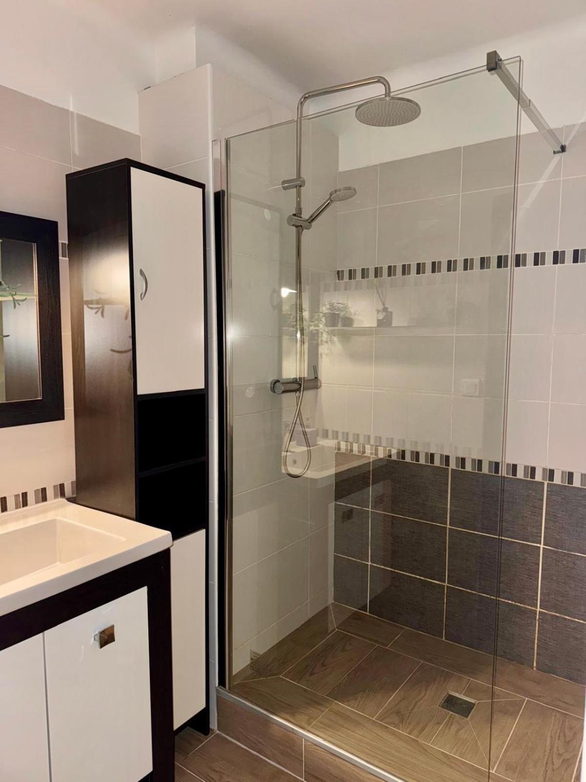 T2 60m2, Centre Ville, Parking Gratuit, Terrasse, Proche Tram, A Seulement 15mn Des Plages